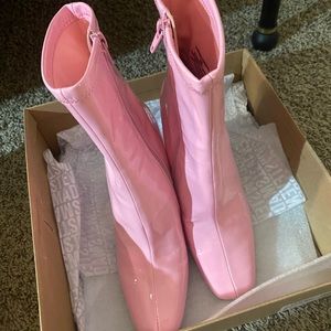 Selling this pink Steve Madden booties💗